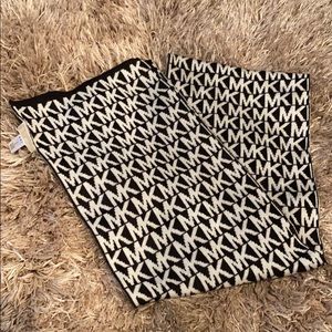 MICHAEL KORS scarf🤍🖤